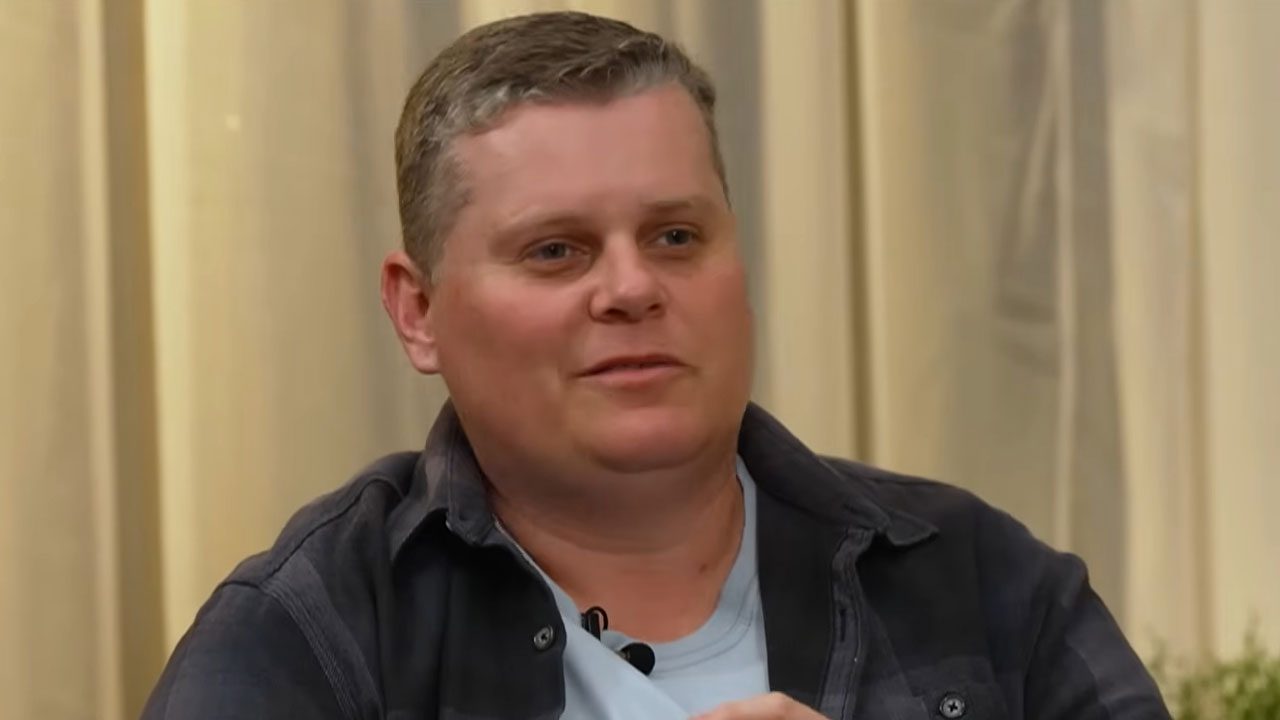 Sandrão usando camisa escura e camiseta clara em entrevista no Domingo Espetacular