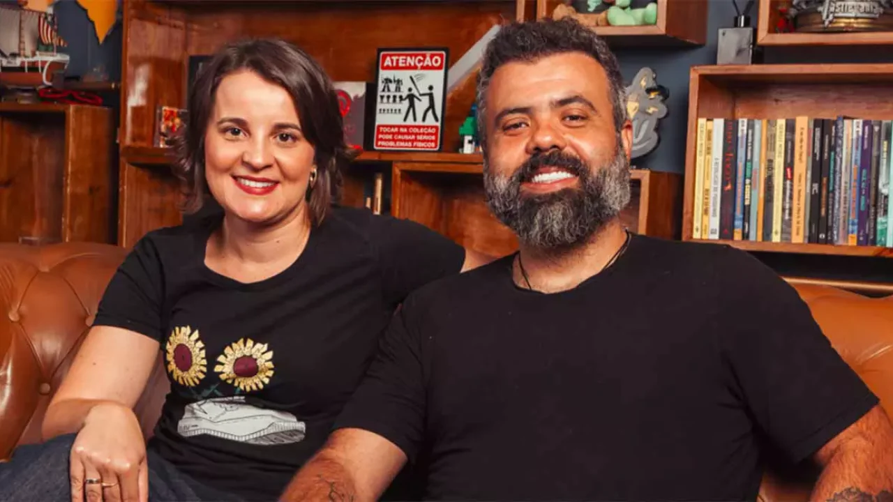 Foto de Sarah Buchwitz, ex-CEO do Grupo Flow, e Igor Coelho, apresentador do Grupo