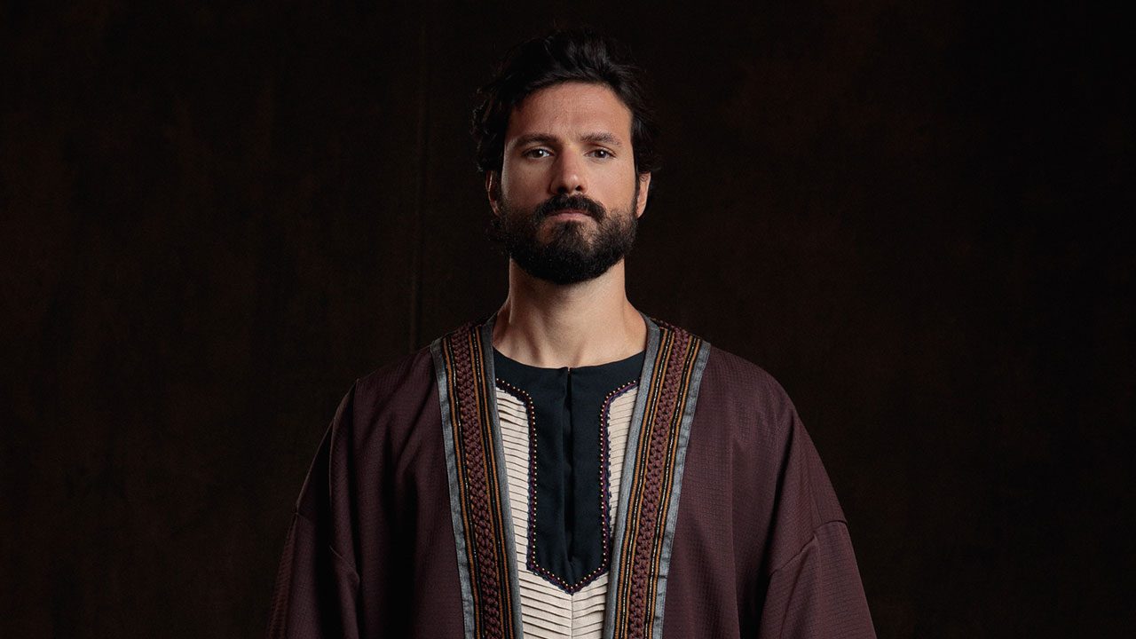 Saulo interpretado por Murilo Cezar com túnica roxa em foto promocional da série Paulo O Apóstolo