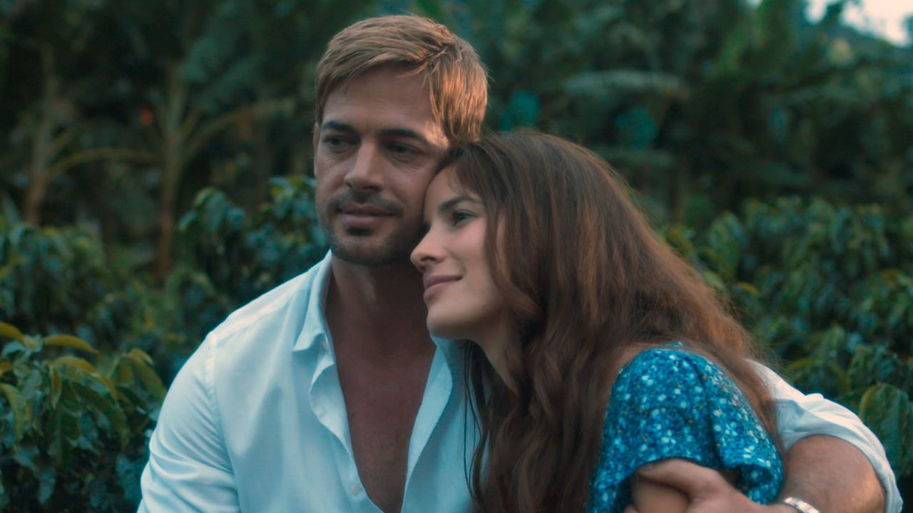 Sebastião (William Levy) e Gaivota (Laura Londoño) observam o nascer do dia juntos em Café com Aroma de Mulher