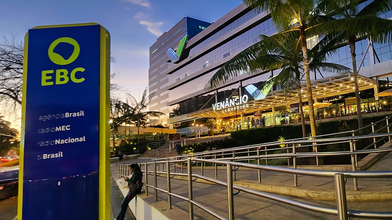 Totem da EBC com nova logomarca em frente ao Venâncio Shopping, onde fica a sede da TV Brasil em Brasília