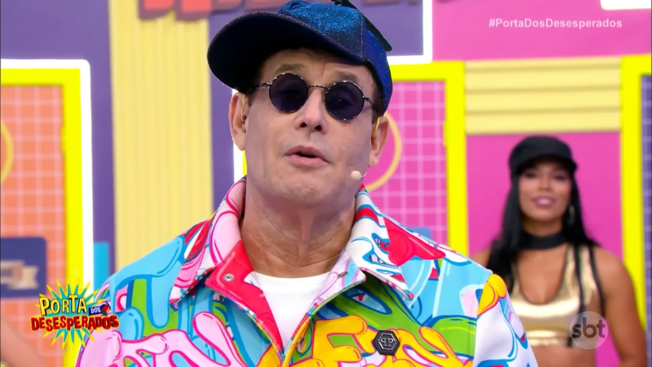 Foto de Sérgio Mallandro apresentando a Porta dos Desesperados no SBT