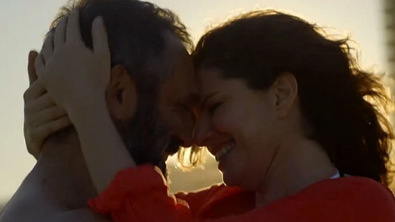 Casal se abraça e encosta a testa durante momento romântico em cena da novela Sete Vidas