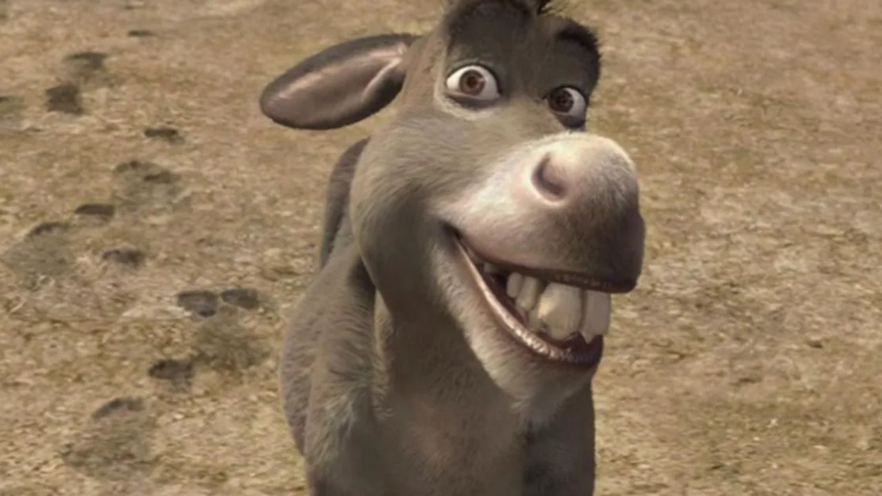 Burro sorri com expressão divertida em cena da animação Shrek