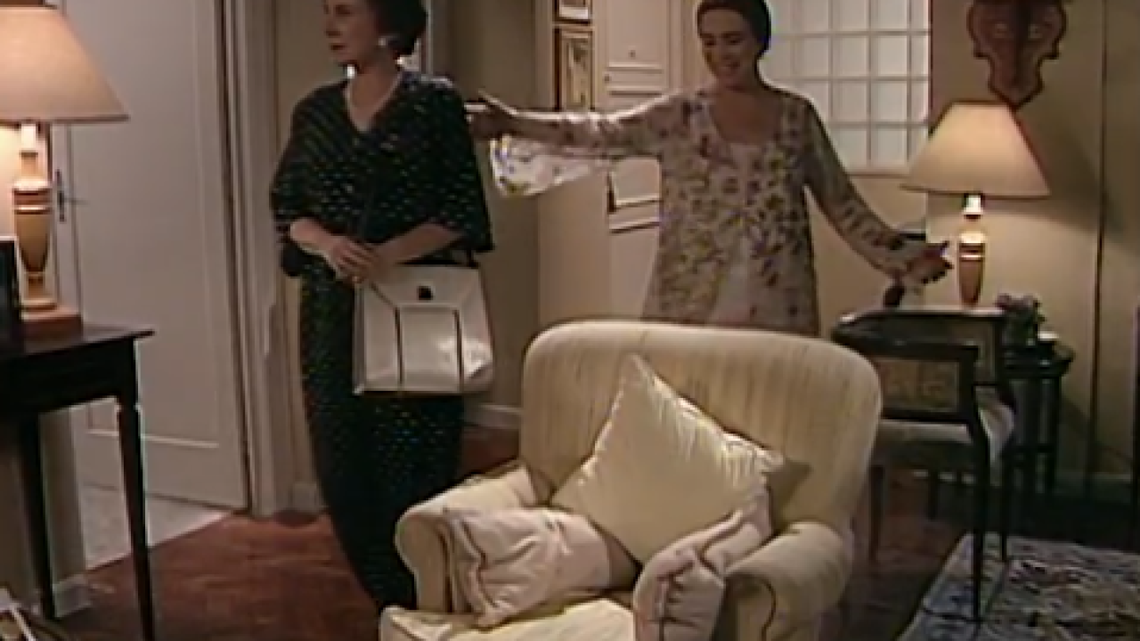 Silvana e Helena em cena no apartamento da novela História de Amor, com decoração clássica e iluminação suave