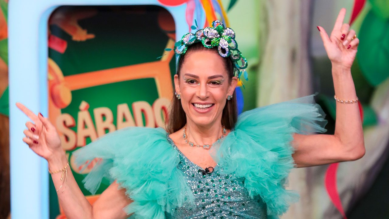 Silvia Abravanel fantasiada com vestido verde e tiara brilhante durante o Sábado Animado no SBT