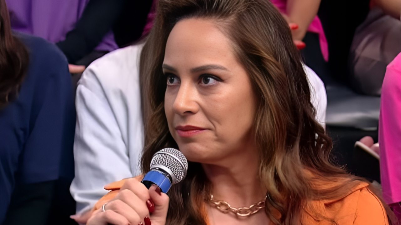 Foto de Silvia Abravanel emocionada no Hora do Faro