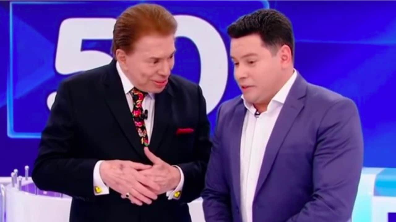 Foto de Silvio Santos lado de Marcão do Povo, apresentador do Primeiro Impacto