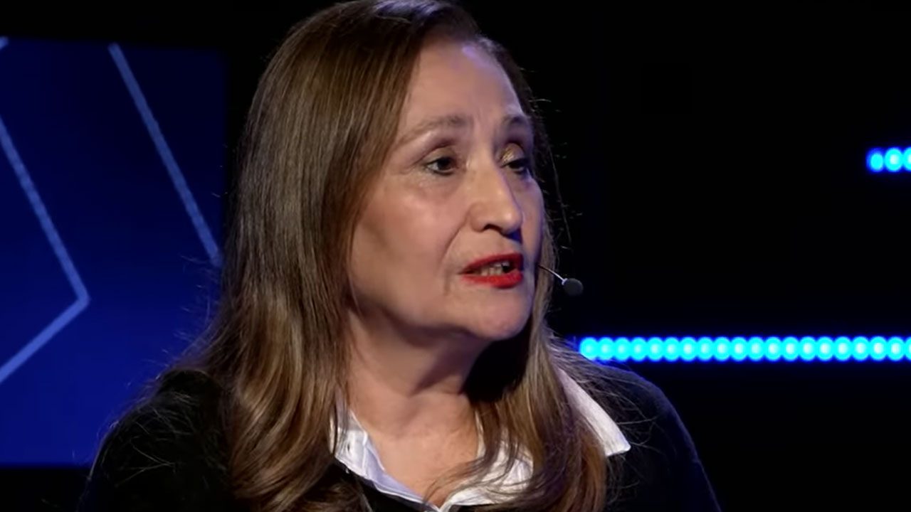 Sonia Abrão com microfone de cabeça durante entrevista no De Frente com Blogueirinha