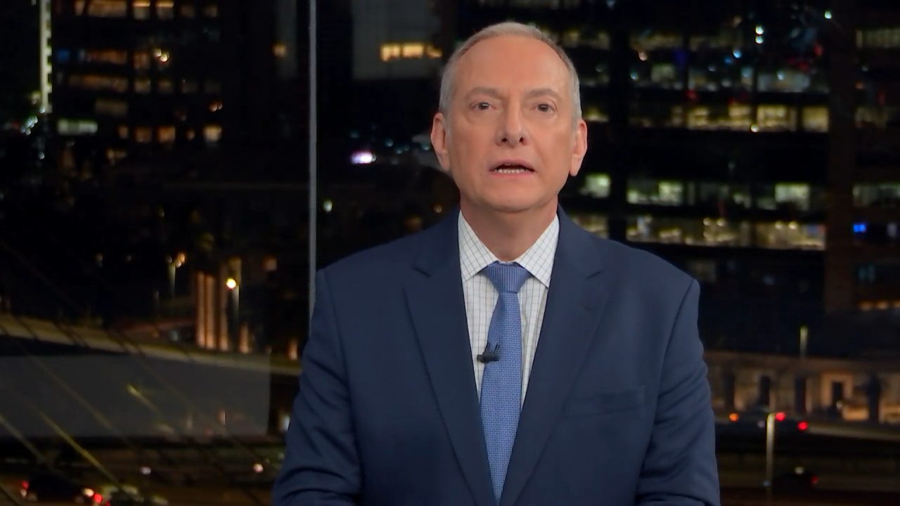 Foto do apresentador José Roberto Burnier no estúdio do jornal SP2