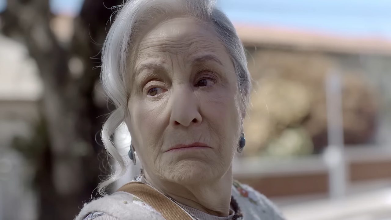 Foto de Stella Miranda na série E agora, quem vai ficar com a mamãe?