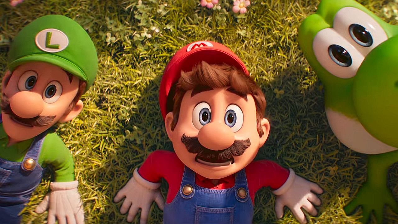 Mario, Luigi e Yoshi deitados na grama olhando para cima em cena do filme Super Mario Bros