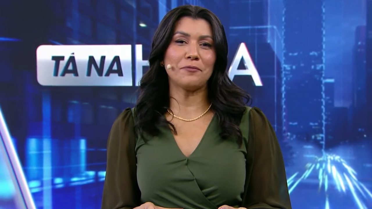 Foto de Daniele Brandi no estúdio do Tá na Hora