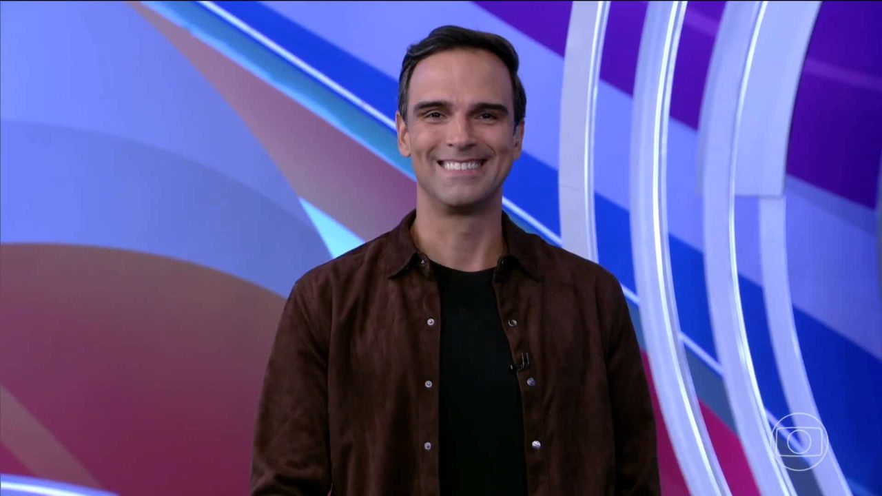 Foto de Tadeu Schmidt no estúdio do BBB