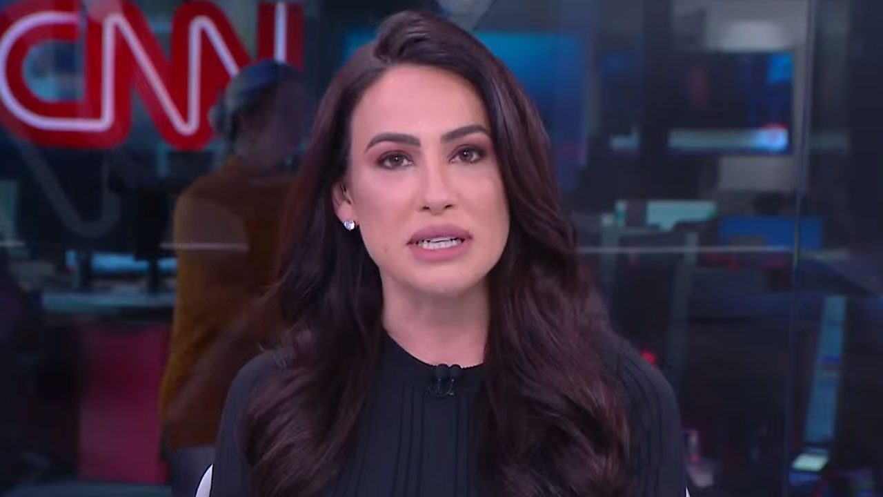 Tainá Falcão apresentando o Bastidores CNN no estúdio da CNN Brasil com telões e redação ao fundo