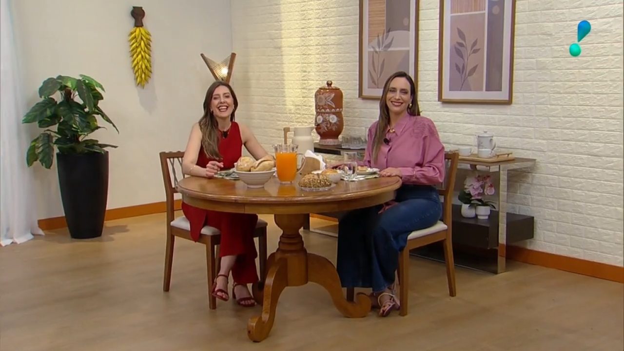 Foto das apresentadoras Taisa Pelosi e Paola Pretto no estúdio do Manhã com Você