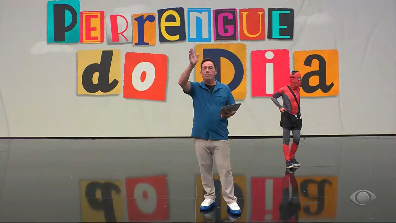 Foto do apresentador Tatola no estúdio do Perrengue do Dia