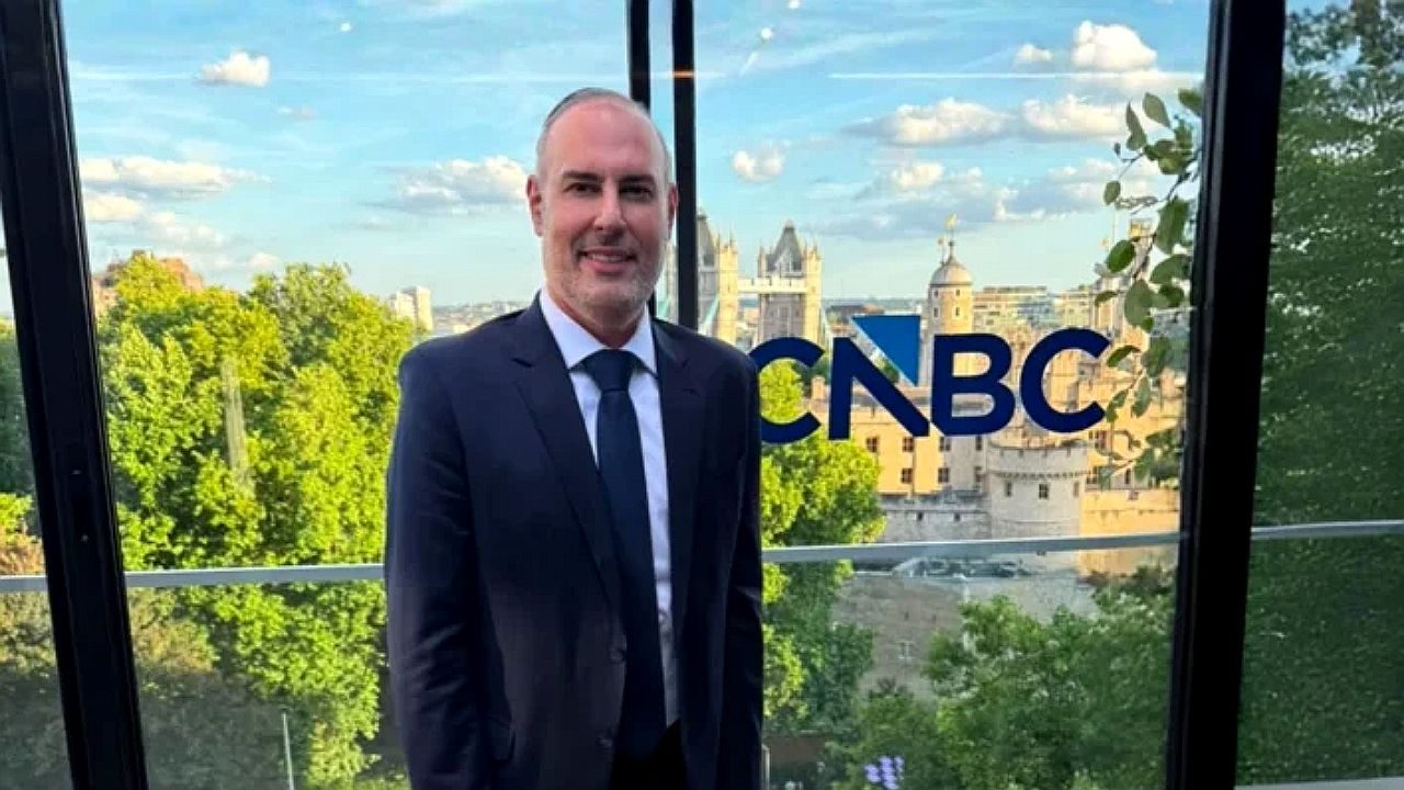 Douglas Tavolaro posa em escritório da CNBC com a Tower Bridge de Londres ao fundo