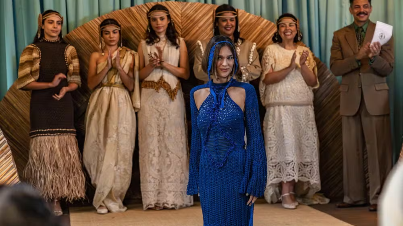 Tem início o desfile do atelier de Lúcia em Barro Preto em A Nobreza do Amor