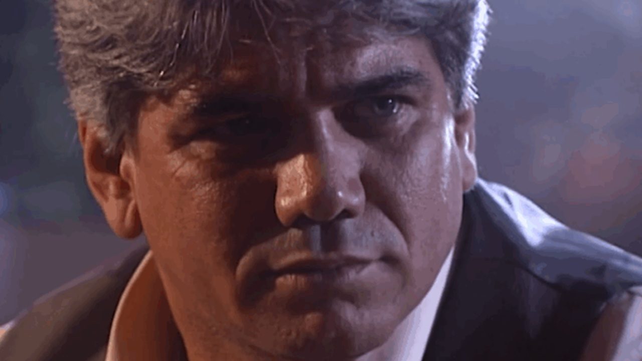 Personagem Francesco com expressão séria e olhar intenso em cena da novela Terra Nostra da TV Globo