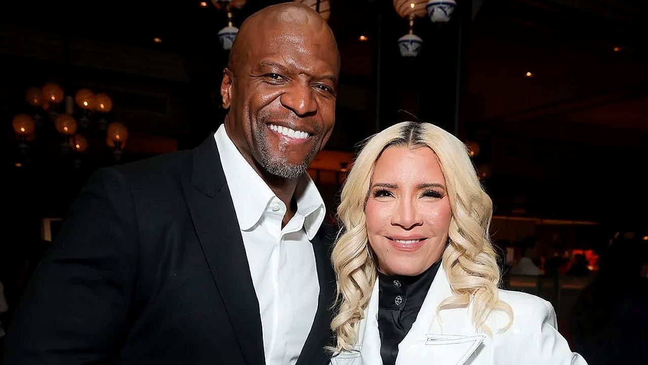 Terry Crews e esposa posam sorrindo em evento noturno com trajes formais