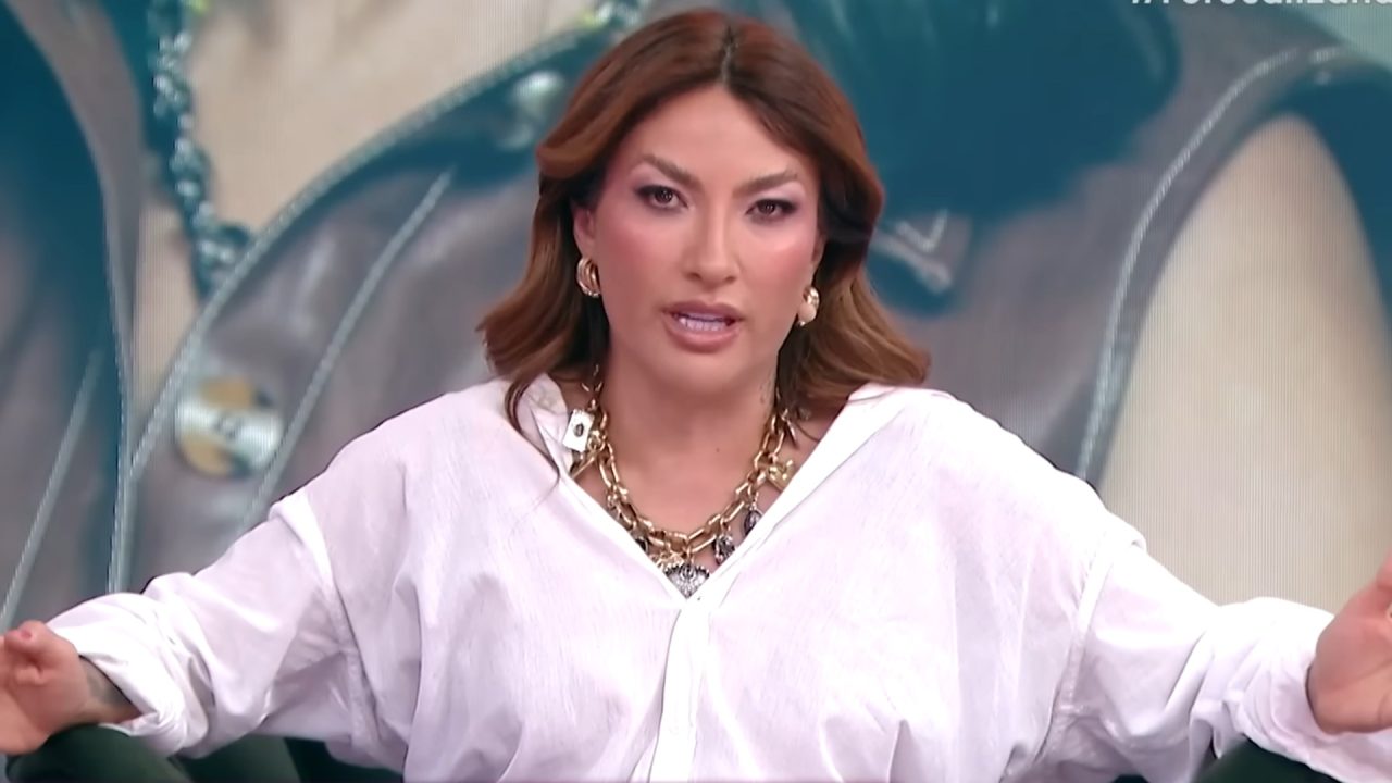 Foto da apresentadora Thayse Teixeira no estúdio do Fofocalizando