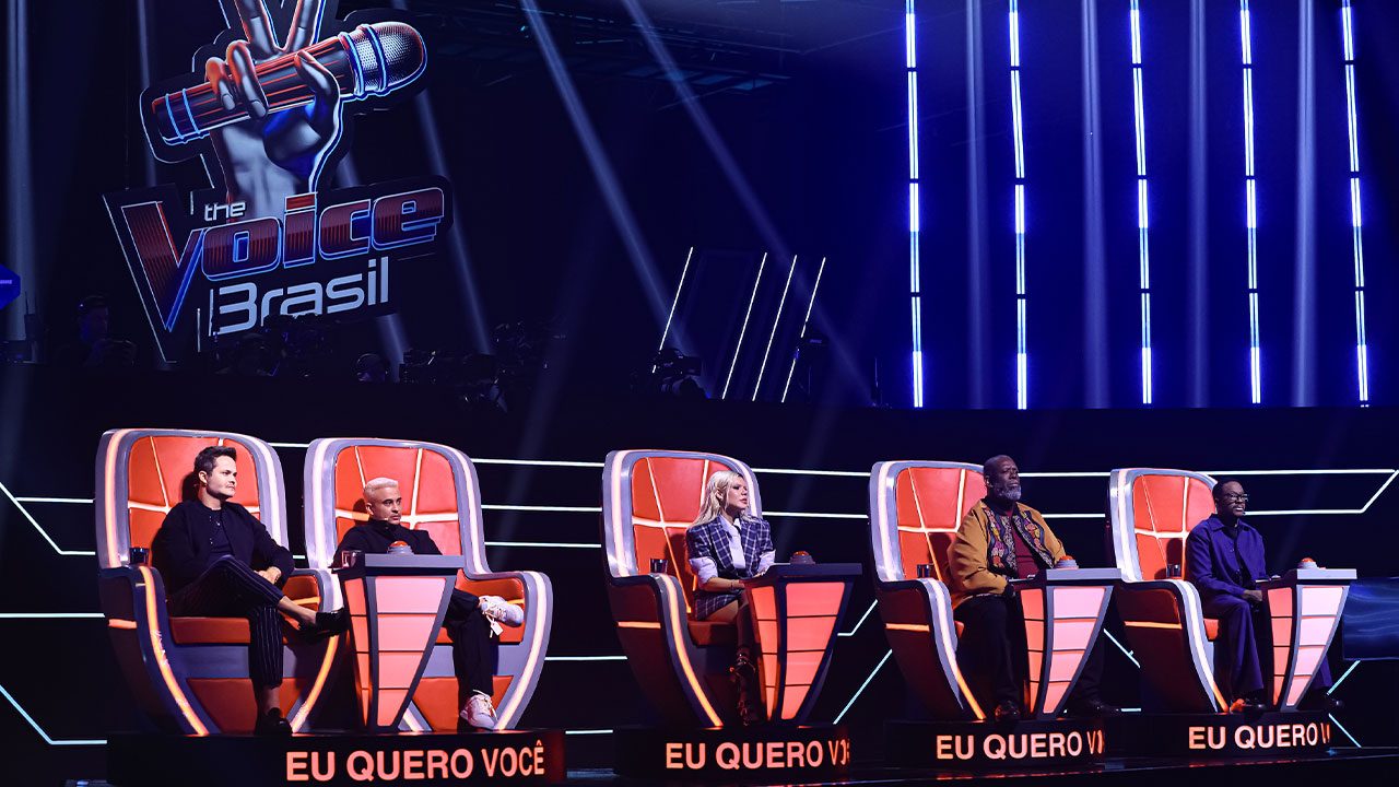 Jurados Matheus e Kauan, Duda Beat, Péricles e Mumuzinho sentados nas cadeiras vermelhas do The Voice Brasil no SBT