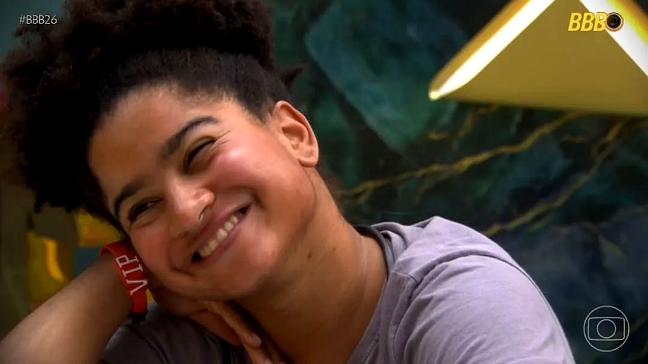 Participante sorri durante conversa no BBB 26 em cena exibida pela TV Globo