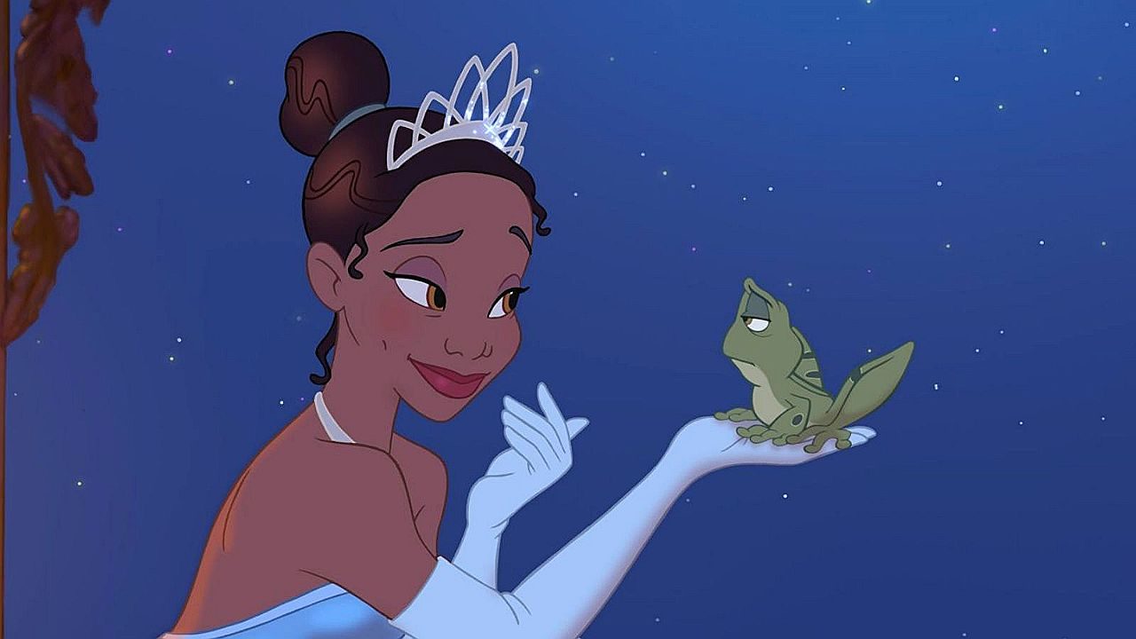 Princesa Tiana sorri para o sapo Naveen em cena da animação A Princesa e o Sapo