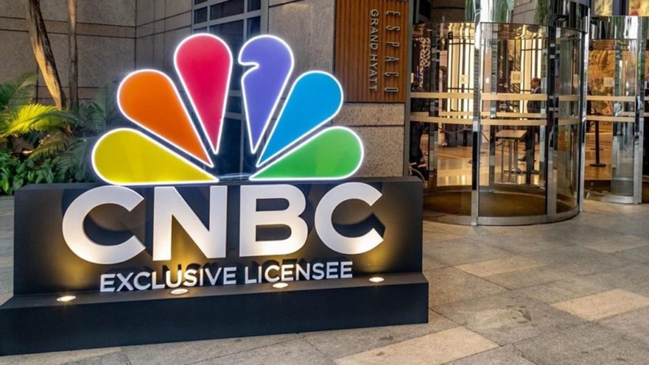 Logotipo iluminado da CNBC diante da entrada do hotel Grand Hyatt em São Paulo durante evento do Times Brasil