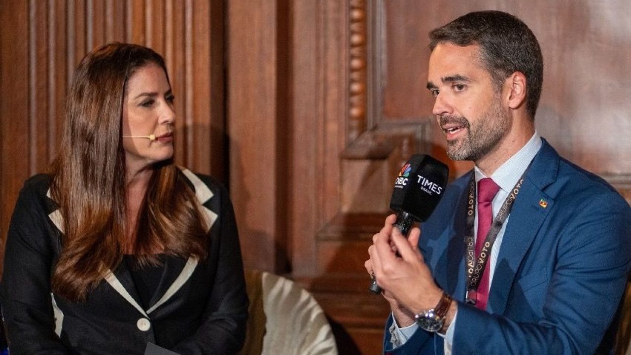 Foto da apresentadora Christiane Pelajo, da Times Brasil, entrevistando Eduardo Leite