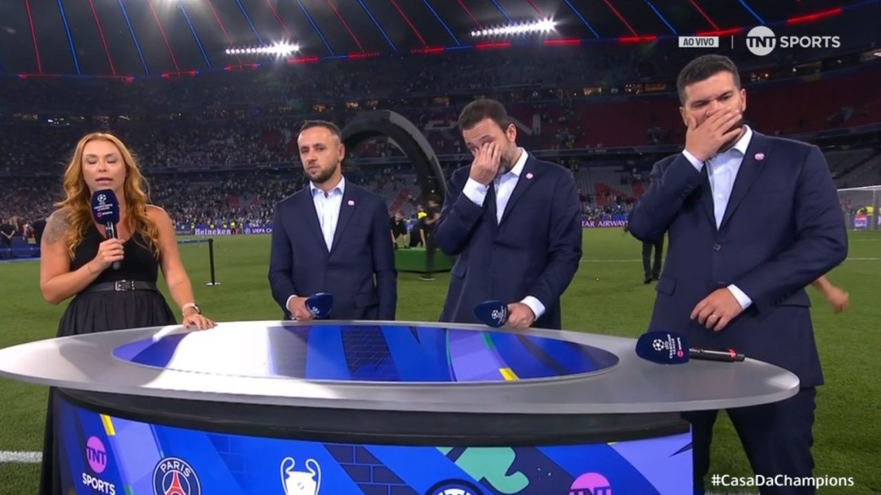 Comentaristas da TNT Sports ao vivo no estádio da Champions League, ao redor da mesa de análise