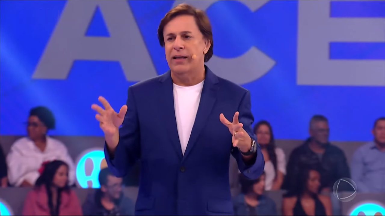 Foto do apresentador Tom Cavalcante no estúdio do programa Acerte ou Caia!, da Record