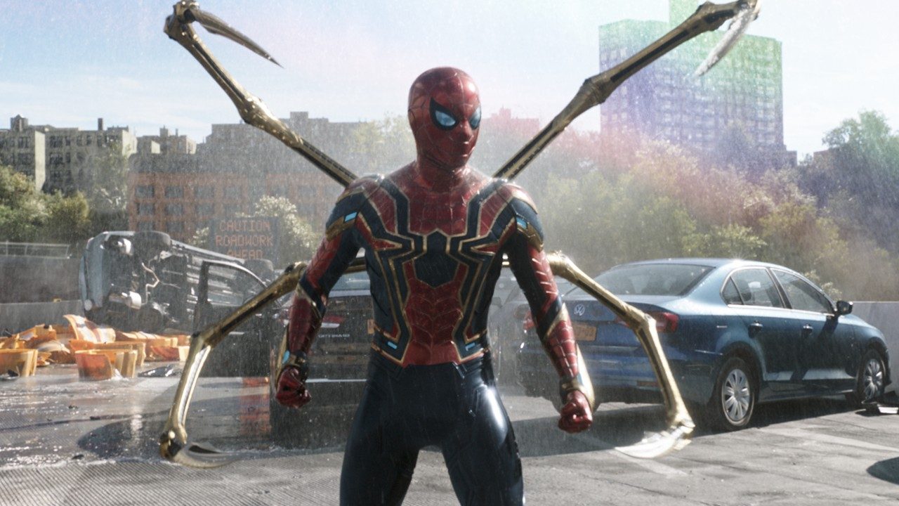 Homem-Aranha interpretado por Tom Holland com traje vermelho e dourado em cena de ação de Sem Volta para Casa