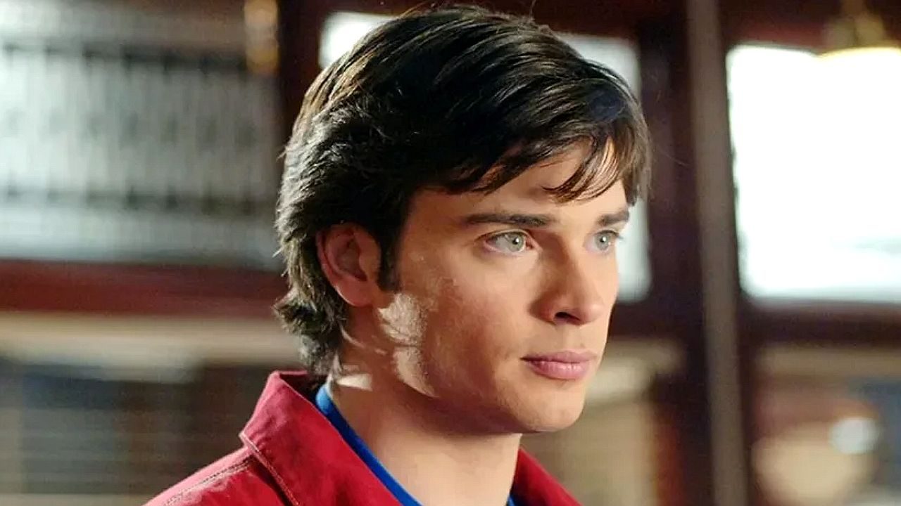 Clark Kent jovem com jaqueta vermelha olha sério em cena da série Smallville