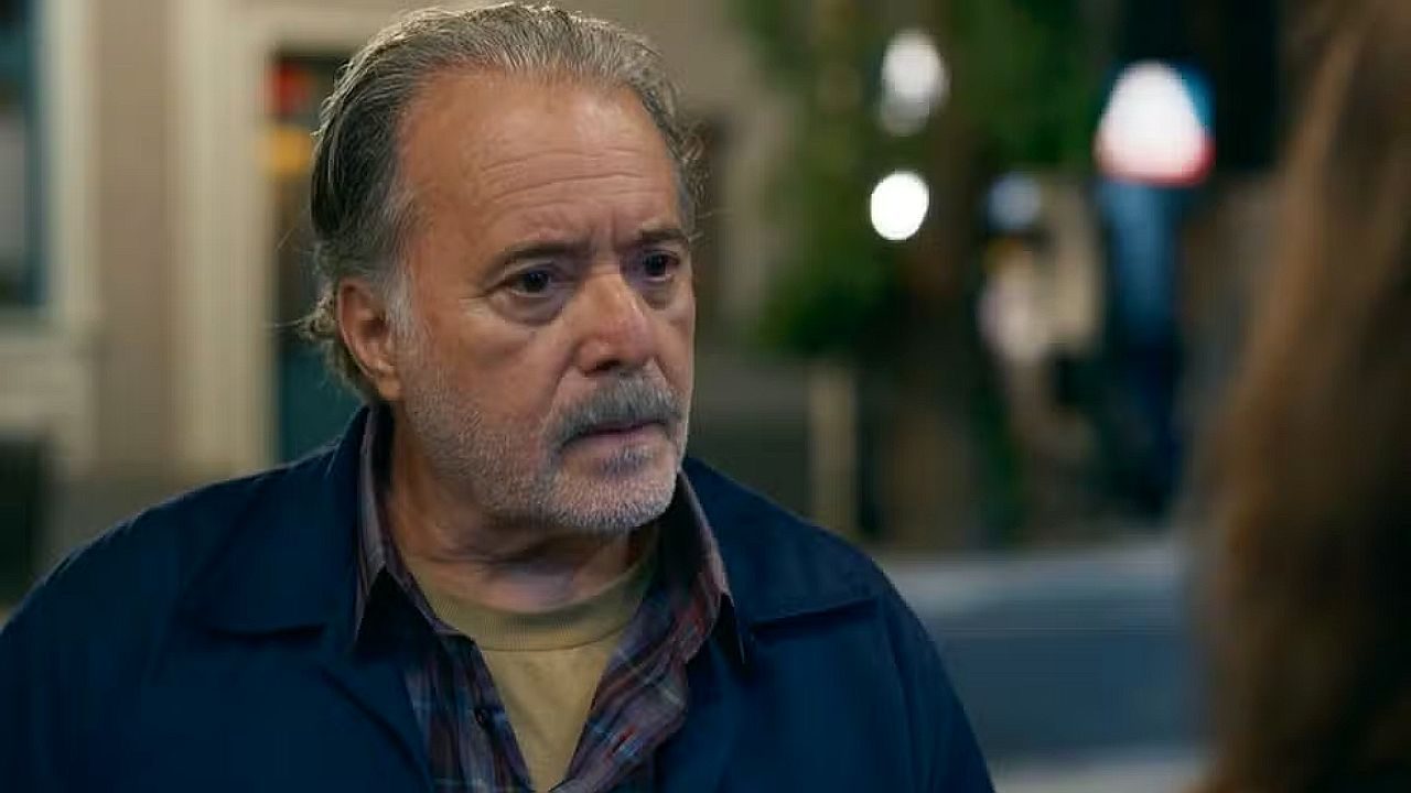 Tony Ramos com expressão séria durante conversa em cena da novela Quem Ama Cuida