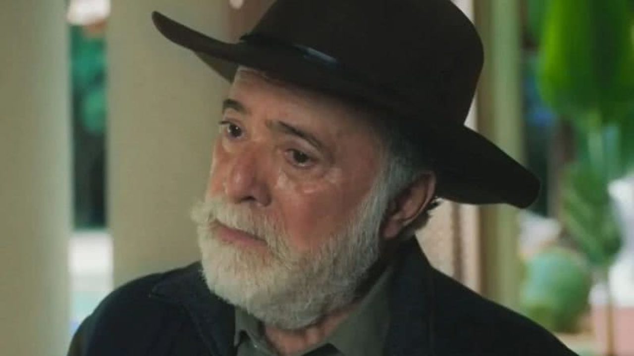 Tony Ramos caracterizado como Antônio La Selva em cena da novela Terra e Paixão, usando chapéu e com expressão séria.