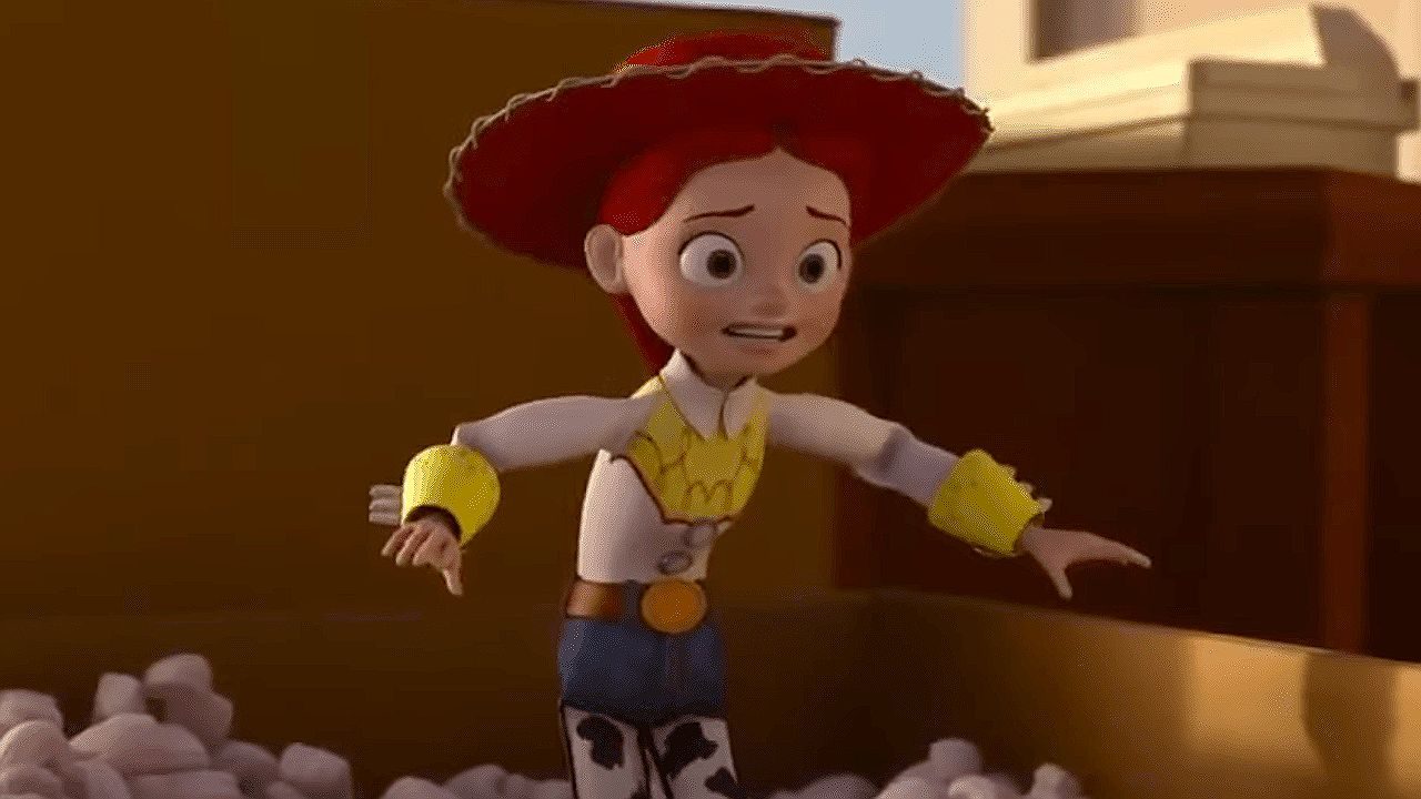 Jessie assustada tenta se equilibrar entre blocos em cena da animação Toy Story