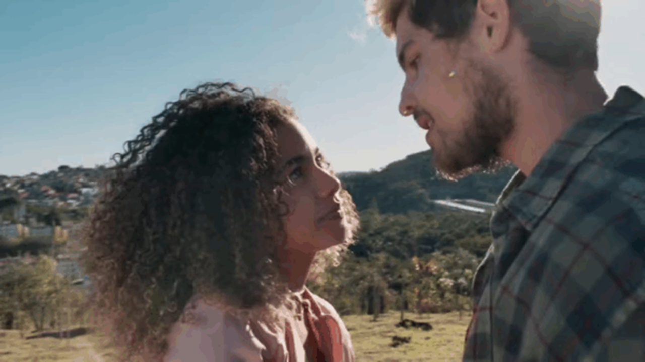Casal se encara em campo aberto sob luz do sol em cena da novela Três Graças