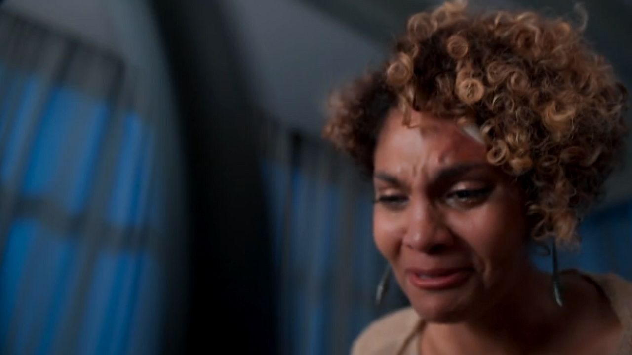 Mulher chora com expressão de desespero em cena dramática de série ou novela