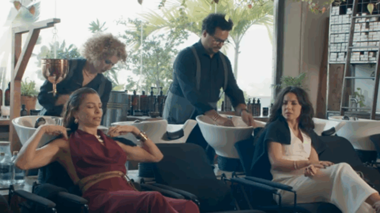 Arminda e Zenilda lavam o cabelo no salão enquanto discutem em cena da novela Três Graças
