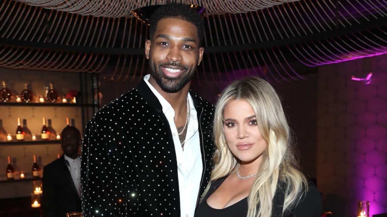 Khloé Kardashian e Tristan Thompson posam juntos durante evento noturno em restaurante luxuoso