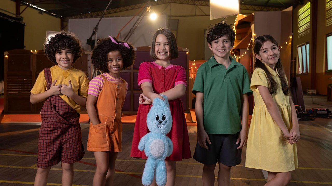 Crianças caracterizadas como personagens da Turma da Mônica nos bastidores da série Turma da Mônica - Origens do Gloob
