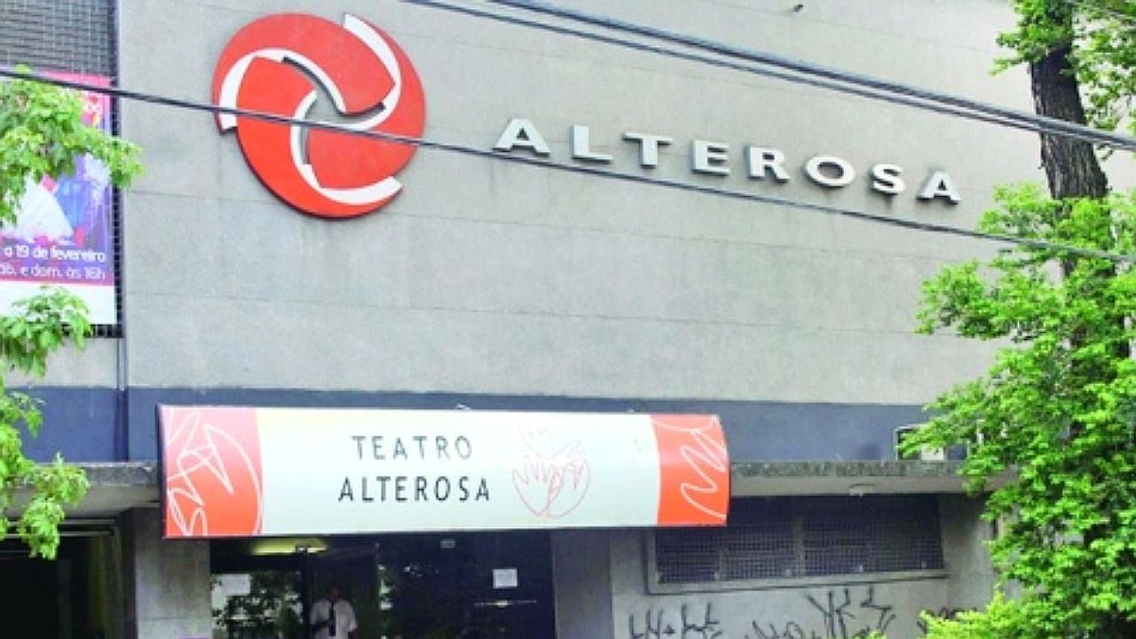 Fachada do Teatro Alterosa com logotipo da emissora e nome do espaço exibidos na entrada do prédio