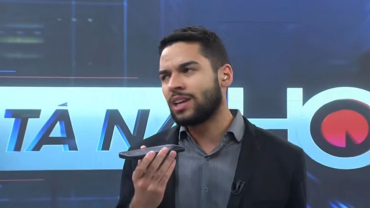 Apresentador fala ao celular durante transmissão do Tá Na Hora em estúdio de TV