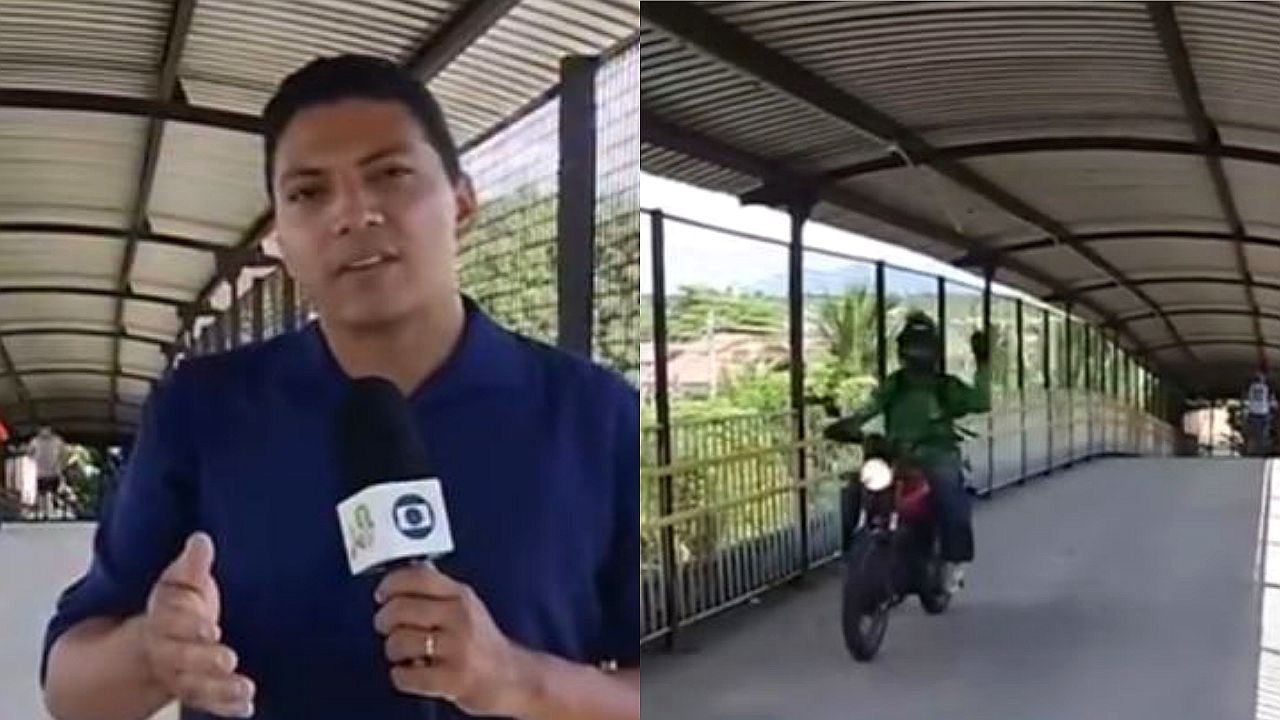 Repórter da TV Globo faz entrada ao vivo enquanto motociclista atravessa passarela coberta ao fundo em reportagem local