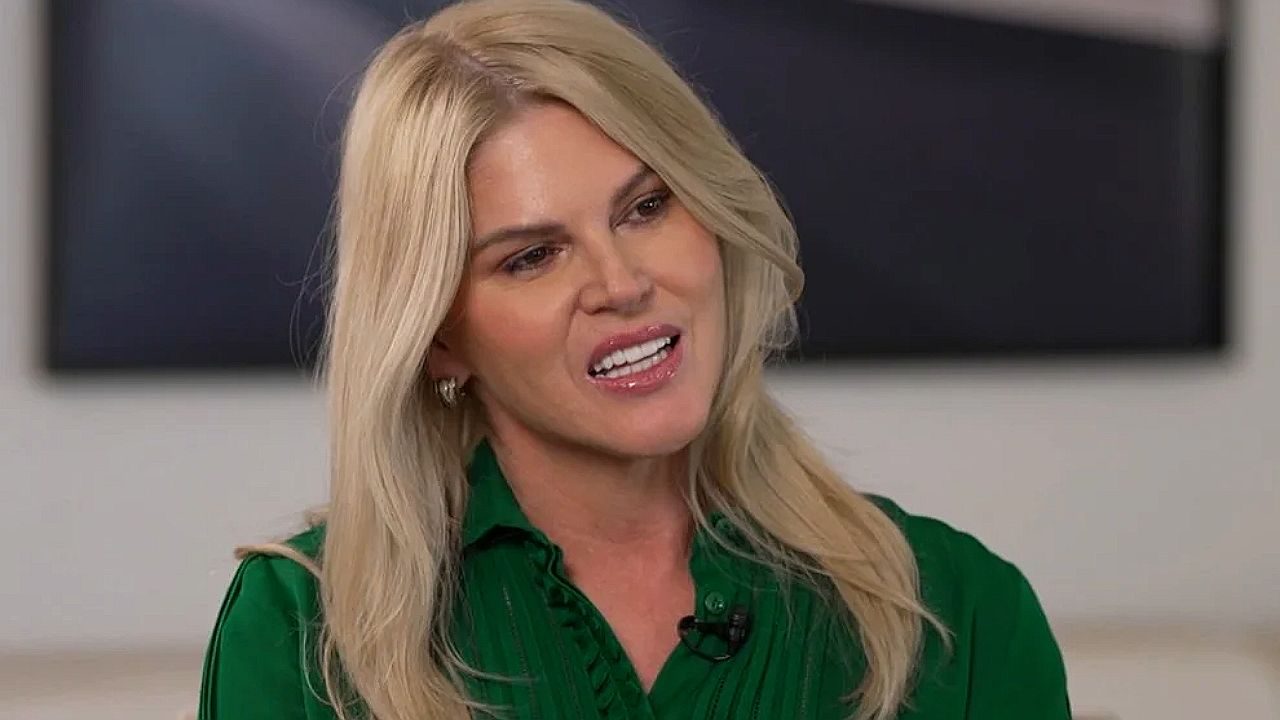 Val Marchiori durante entrevista com camisa verde e microfone de lapela enquanto fala em ambiente interno de gravação