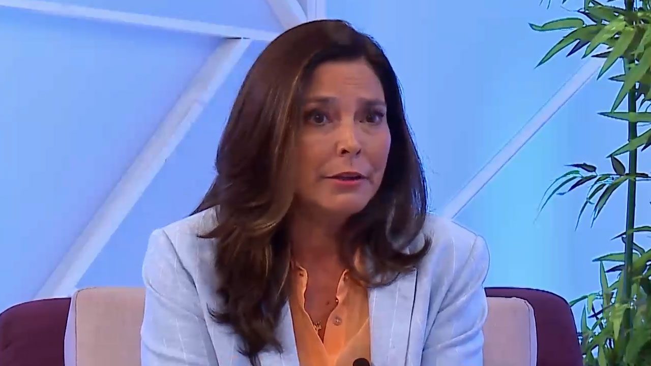 Valéria Monteiro sentada no estúdio do Sensacional durante entrevista na RedeTV!