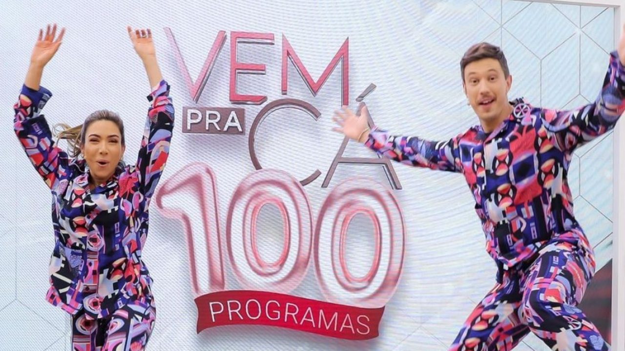 Patricia Abravanel e Gabriel Cartolano apresentaram o Vem Pra Cá de pijama para homenagear Silvio Santos (foto: Gabriel Cardoso/SBT)