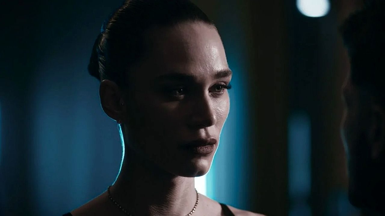 Rhay Polster encara outro personagem em cena da novela Verdades Secretas com expressão séria